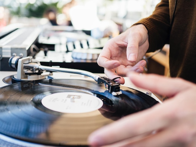 Seção média de um homem tocando um disco
