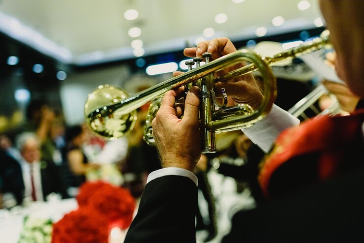 Foto seção média de um homem tocando um instrumento musical