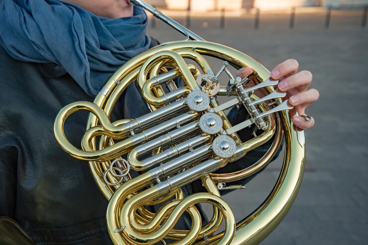 Foto seção média de um homem tocando um instrumento musical