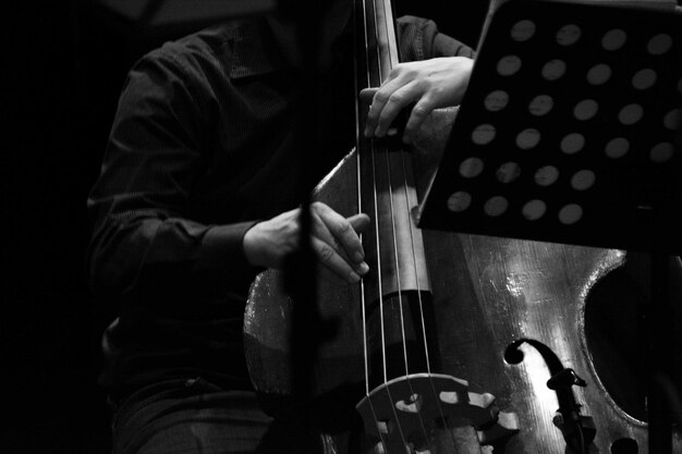 Seção média de um homem tocando violoncelo