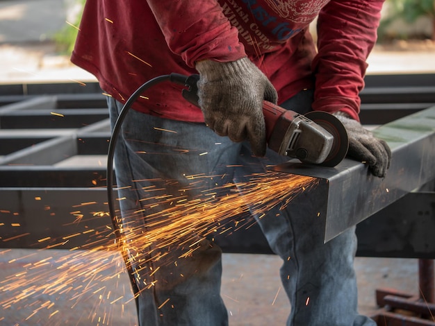 Foto seção média de um homem trabalhando em metal