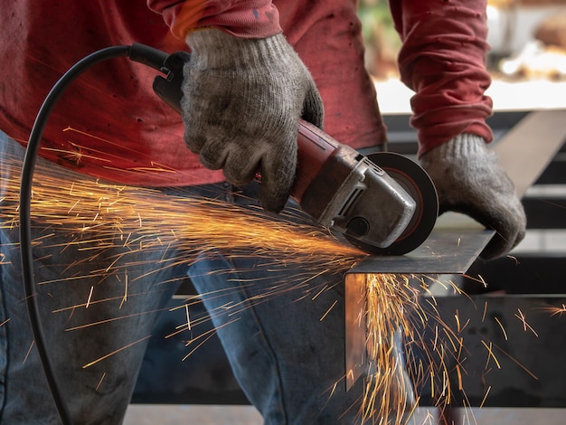 Foto seção média de um homem trabalhando em metal