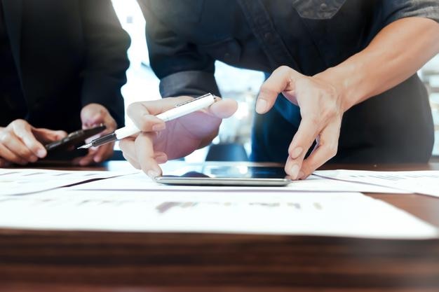 Seção média de um homem trabalhando em uma mesa