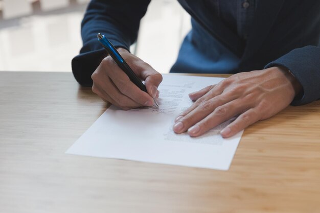 Foto seção média de um homem trabalhando em uma mesa