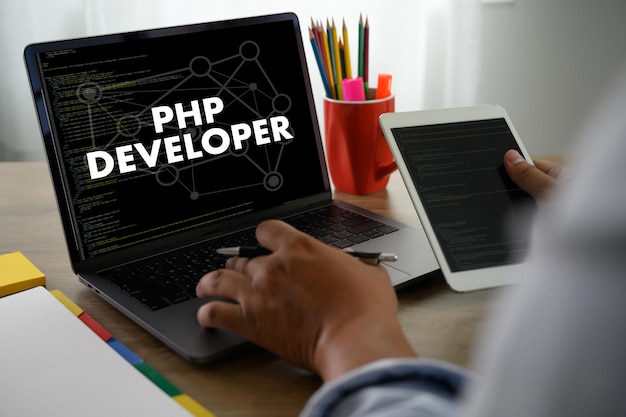 Seção média de um homem usando laptop na mesa