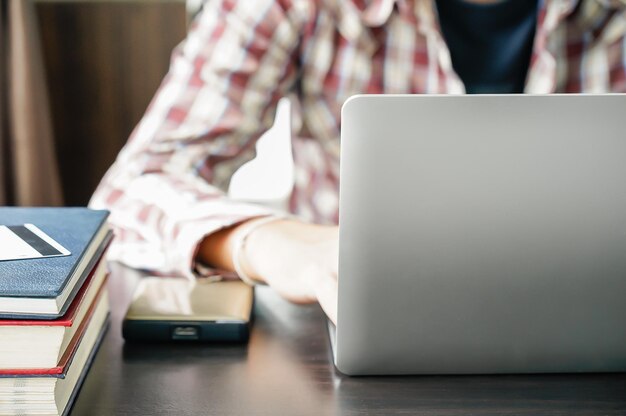 Foto seção média de um homem usando laptop na mesa