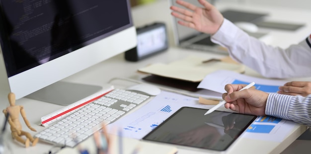 Seção média de um homem usando laptop na mesa