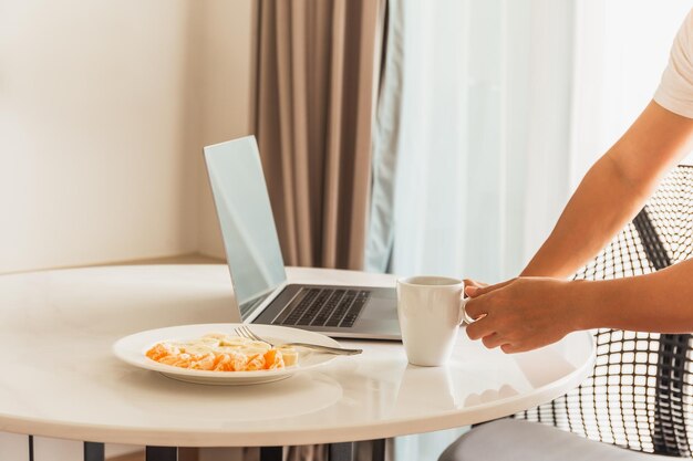 Foto seção média de um homem usando laptop na mesa