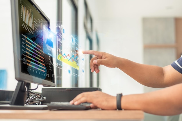 Foto seção média de um homem usando laptop na mesa