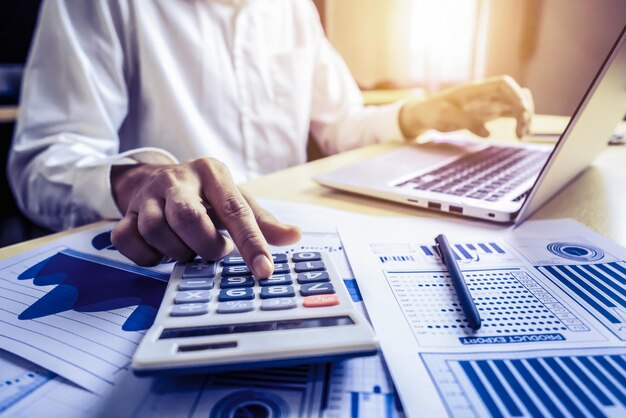 Foto seção média de um homem usando laptop na mesa