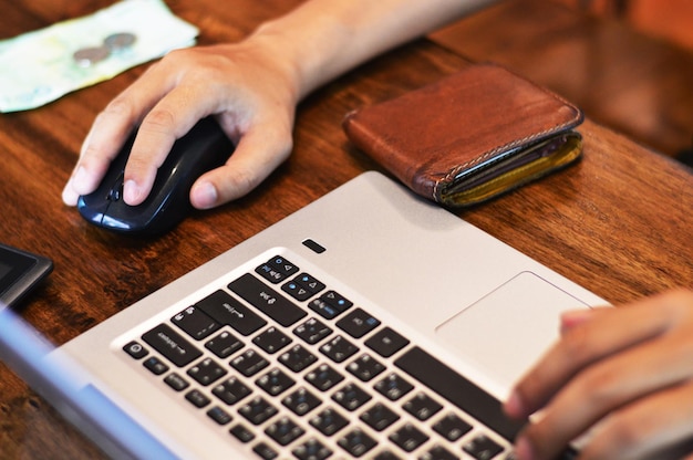 Foto seção média de um homem usando laptop na mesa