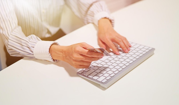 Seção média de um homem usando o teclado de computador