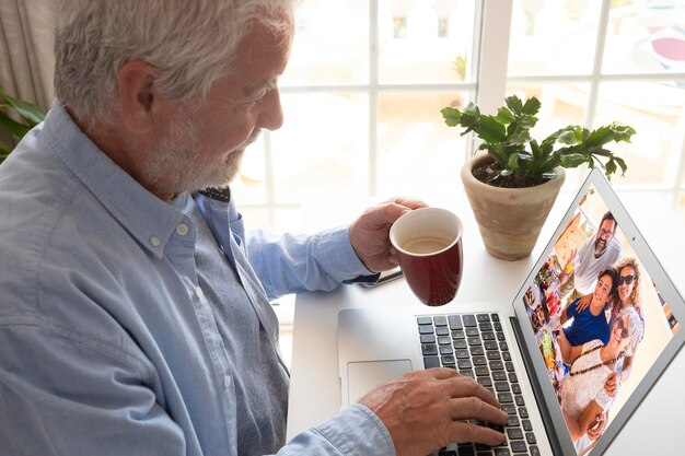 Foto seção média de um homem usando telefone móvel enquanto está sentado na mesa