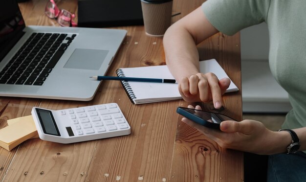 Foto seção média de um homem usando telefone móvel na mesa