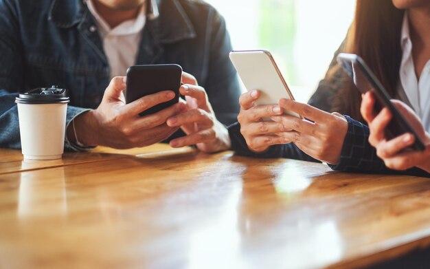 Seção média de um homem usando telefone móvel na mesa