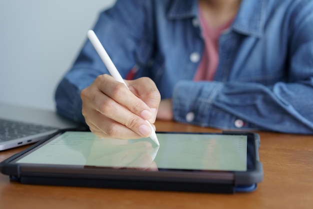 Seção média de um homem usando telefone móvel na mesa