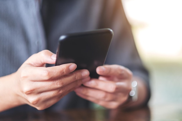 Seção média de um homem usando telefone móvel na mesa