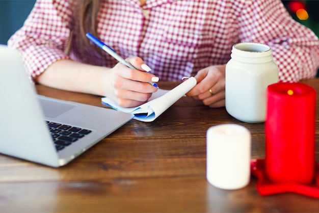 Foto seção média de um homem usando telefone móvel na mesa