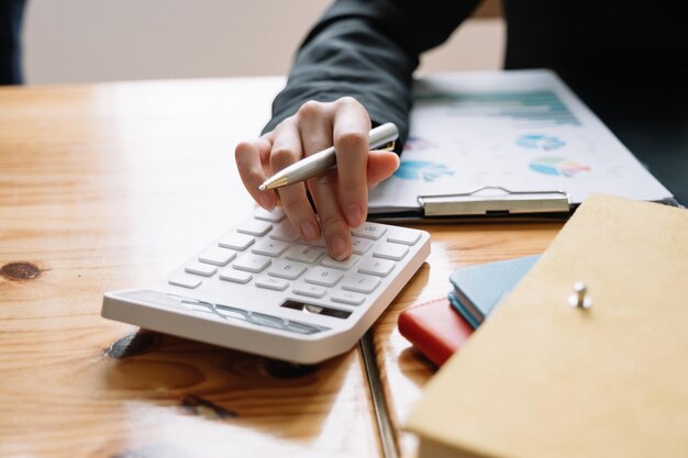 Seção média de um homem usando telefone móvel na mesa