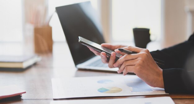 Foto seção média de um homem usando um laptop na mesa