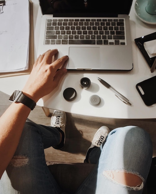 Foto seção média de um homem usando um laptop na mesa