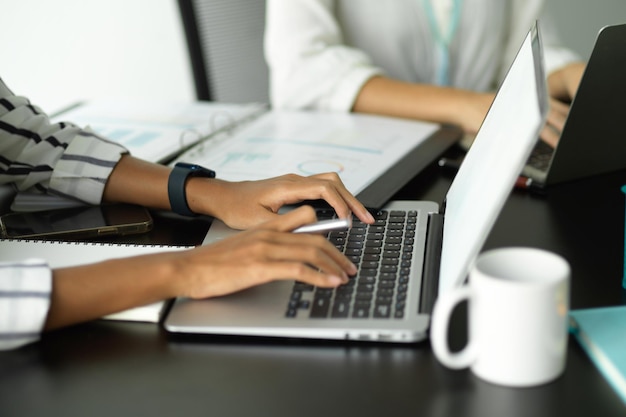 Foto seção média de um homem usando um laptop na mesa