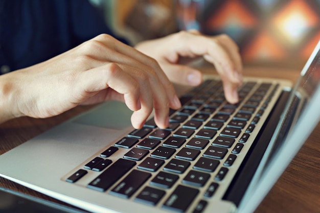 Seção média de um homem usando um laptop na mesa