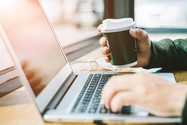 Seção média de um homem usando um laptop