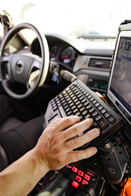 Foto seção média de um homem usando um laptop