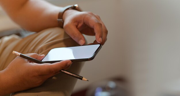 Foto seção média de um homem usando um telefone celular