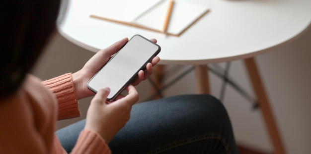 Seção média de um homem usando um telefone celular