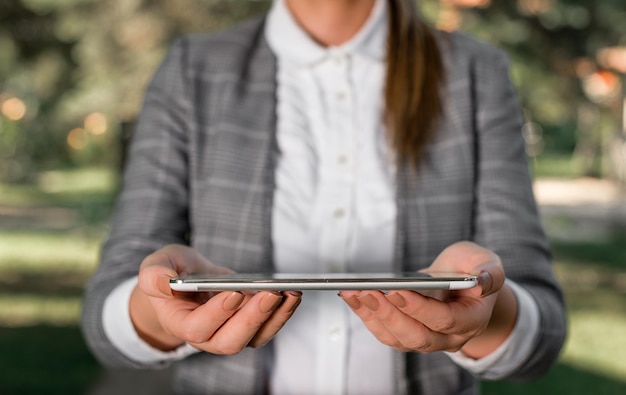 Foto seção média de um homem usando um telefone celular