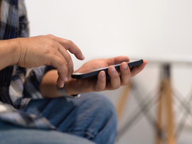 Foto seção média de um homem usando um telefone celular