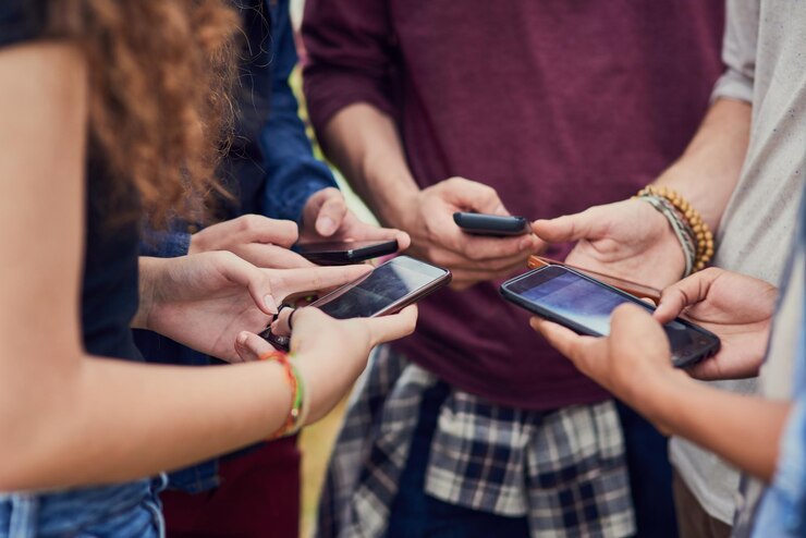Foto seção média de um homem usando um telefone celular