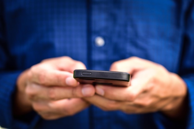 Seção média de um homem usando um telefone celular