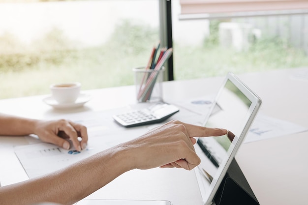 Seção média de um homem usando um telefone inteligente na mesa