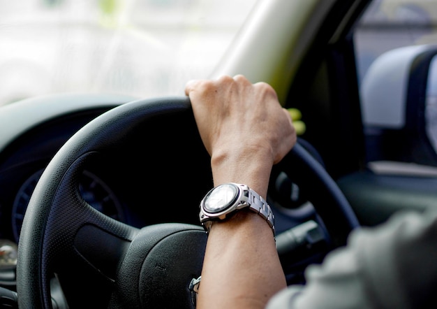 Foto seção média de um homem usando um telefone inteligente no carro