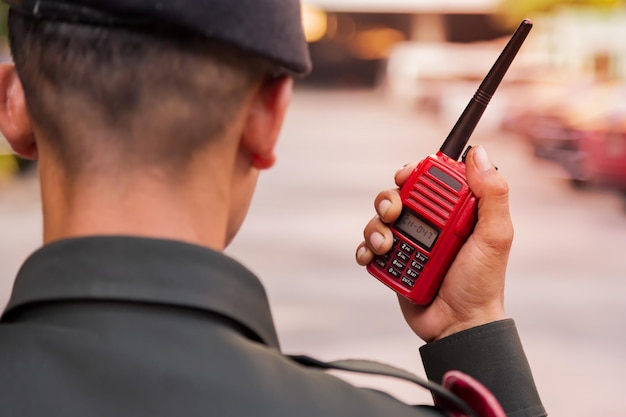 Seção média de um homem usando um telefone móvel