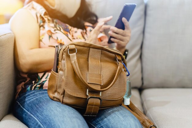 Foto seção média de um homem usando um telefone móvel