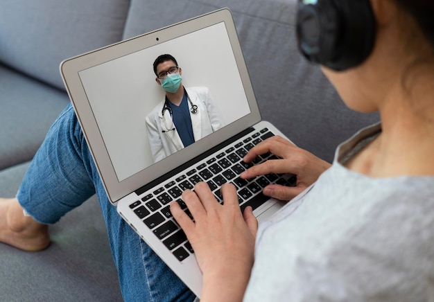 Seção média de um homem usando um telefone móvel