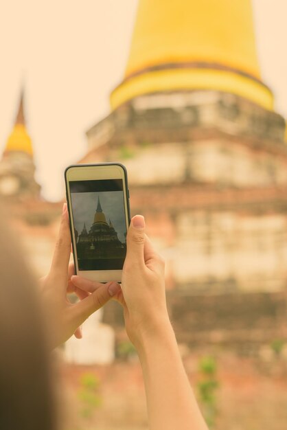 Foto seção média de um homem usando um telefone móvel