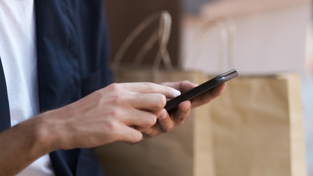 Seção média de um homem usando um telefone móvel