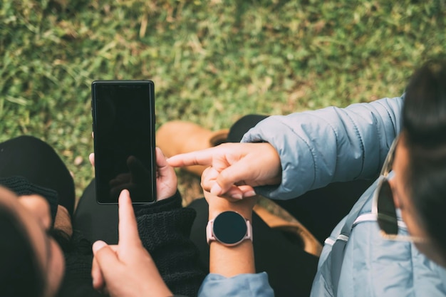 Seção média de um homem usando um telefone móvel