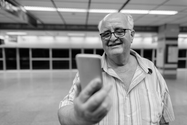 Foto seção média de um homem usando um telefone móvel