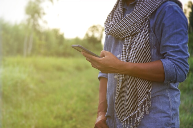 Foto seção média de um homem usando um telefone móvel