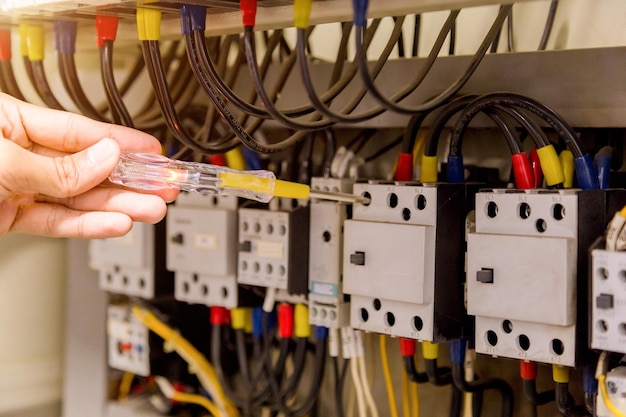 Seção média de um homem usando um telefone móvel