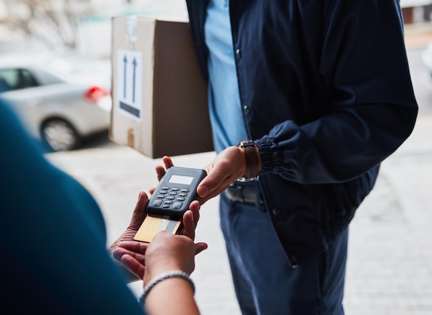 Seção média de um homem usando uma calculadora