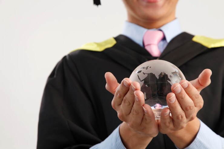 Foto seção média de um homem vestindo um vestido de formatura segurando um globo de cristal