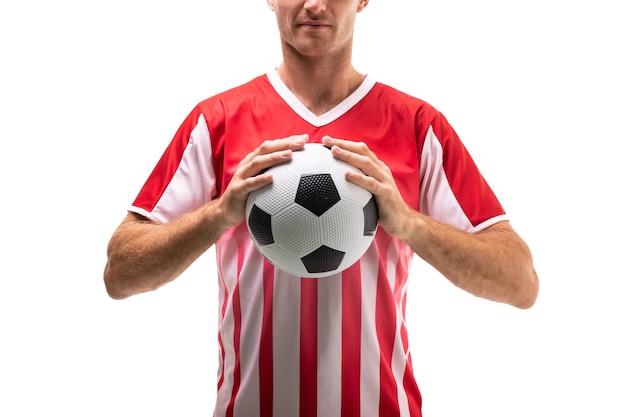Seção média de um jovem atleta de futebol caucasiano segurando a bola em frente a um fundo branco