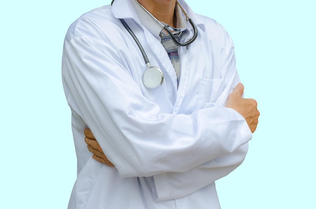 Seção média de um médico de pé contra um fundo azul